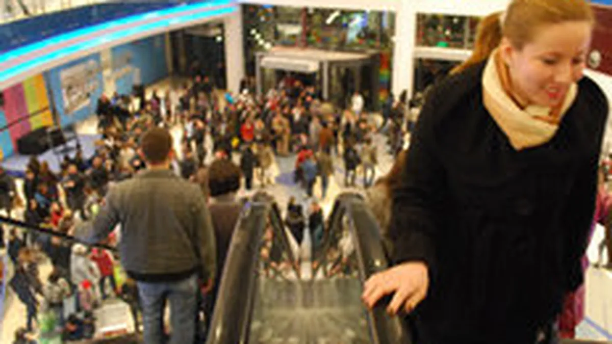 Imbulzeala la deschiderea celui mai mare mall din tara: Curiozitate, claxoane si un dans la matura