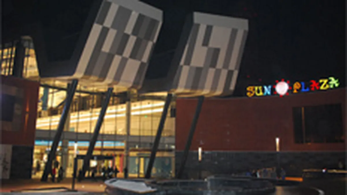 Sun Plaza, camp de batalie publicitara: Carrefour isi face reclama neconventionala pe teritoriul rivalului Cora