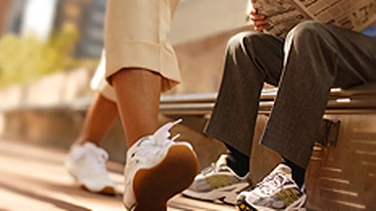 Doi tineri romani au inventat pantoful-incarcator de telefon mobil