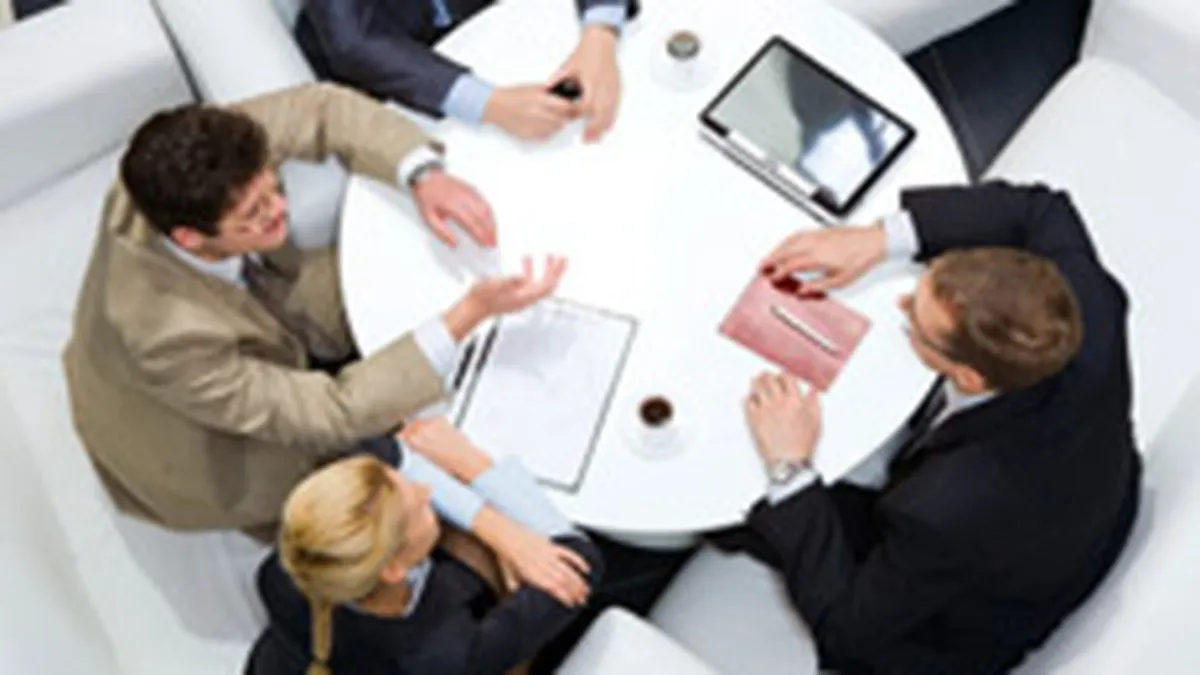 Criza nevazuta din publicitate: concedieri \tacite\si salarii ciopartite sau inghetate