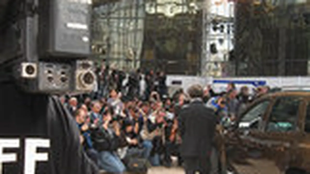 Lansarea Dacia Duster in Romania - zeci de fotoreporteri, sute de invitati, vedete si scenete (Galerie FOTO)