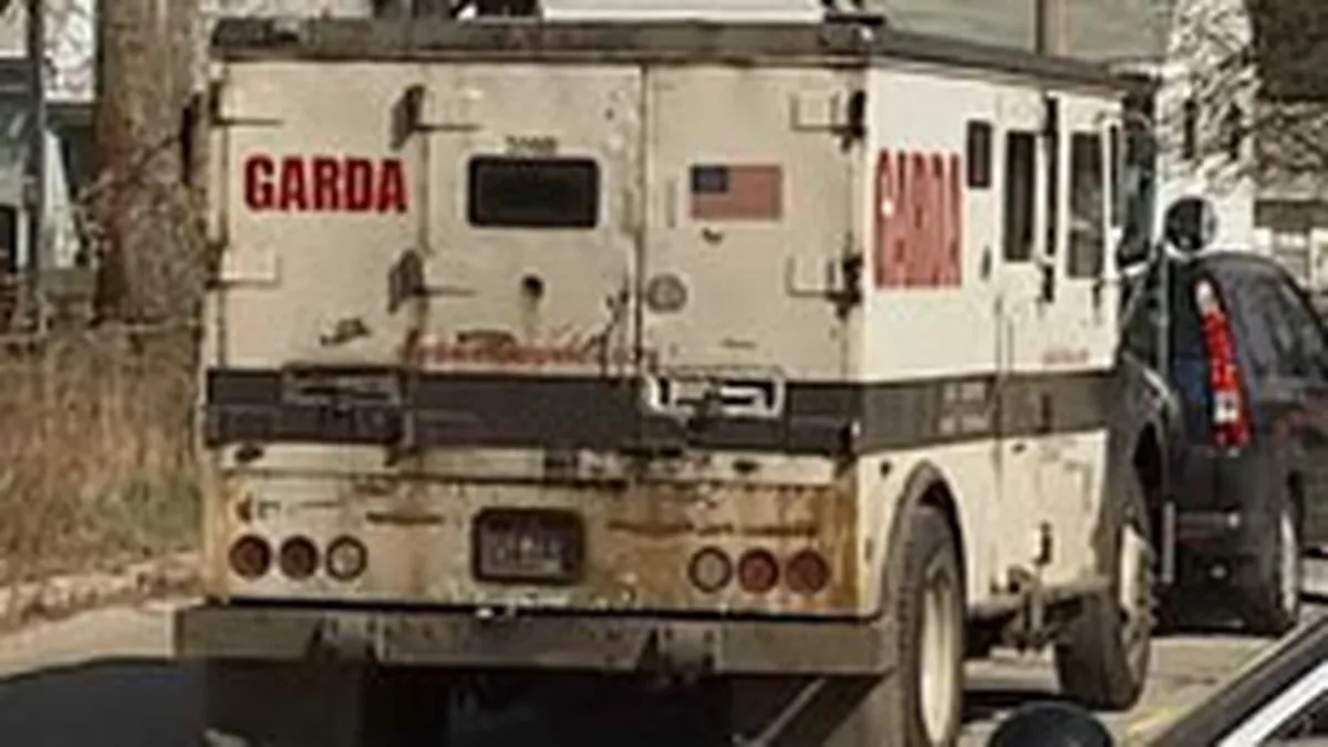 Niste americani s-au napustit ca pestii piranha asupra banilor pierduti de o furgoneta pe drum