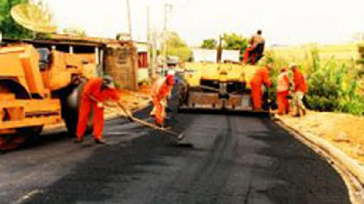 Guvernul finanteaza un nou program de reabilitare a drumurilor, alimentare cu apa si canalizare