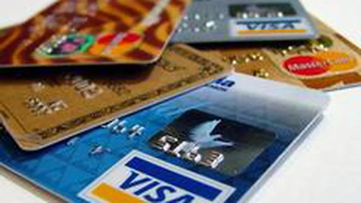 Romanii au facut in T1 mai multe tranzactii online cu card bancar, dar la valori mai mici