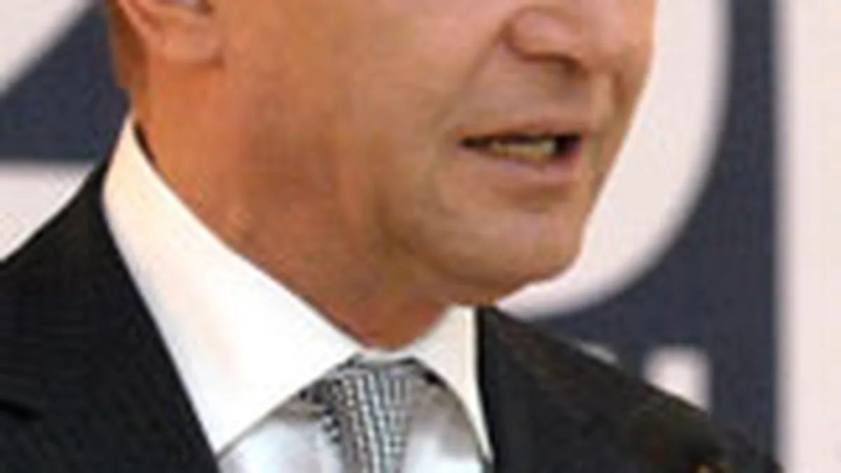 Basescu avertizeaza institutiile publice sa utilizeze mai mult sistemul de licitatii electronice