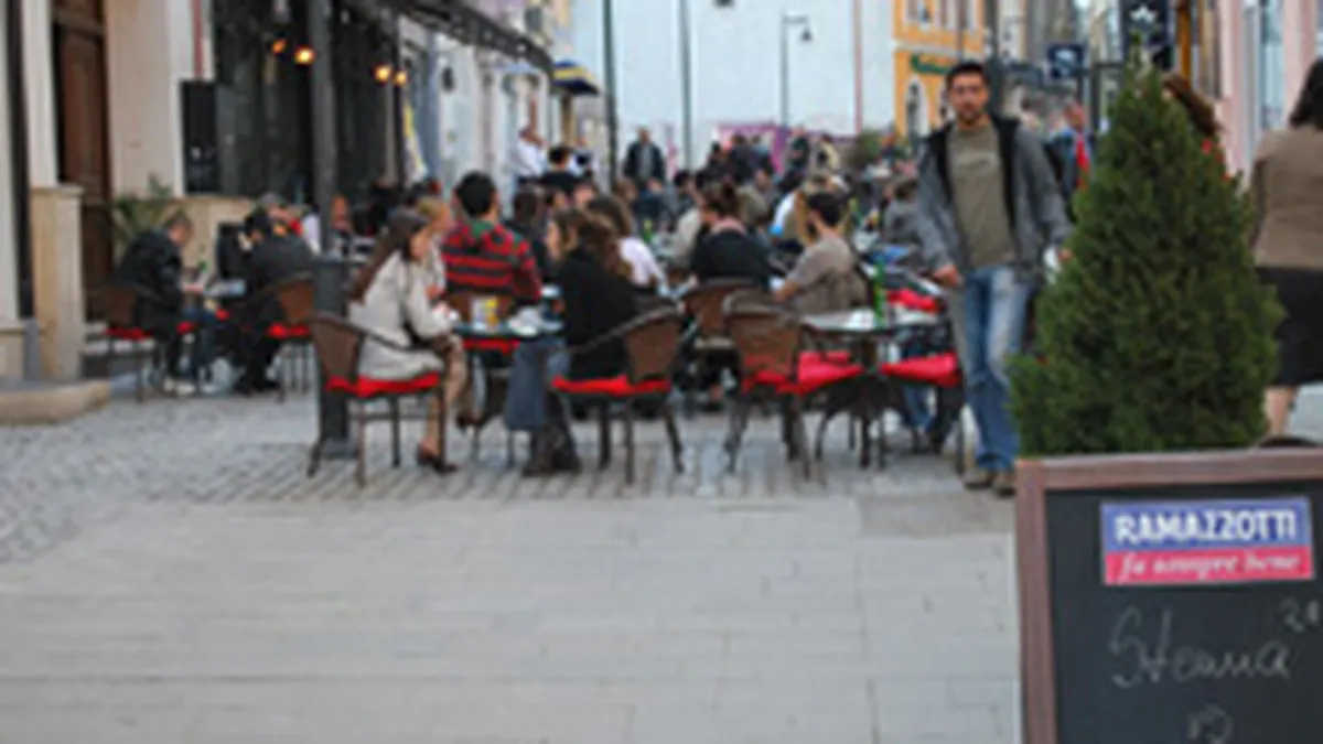 Marketing in centrul vechi: Patronii barurilor dintre gropi asteapta clientii care nu mai gasesc locuri pe Smardan (FOTO-reportaj)