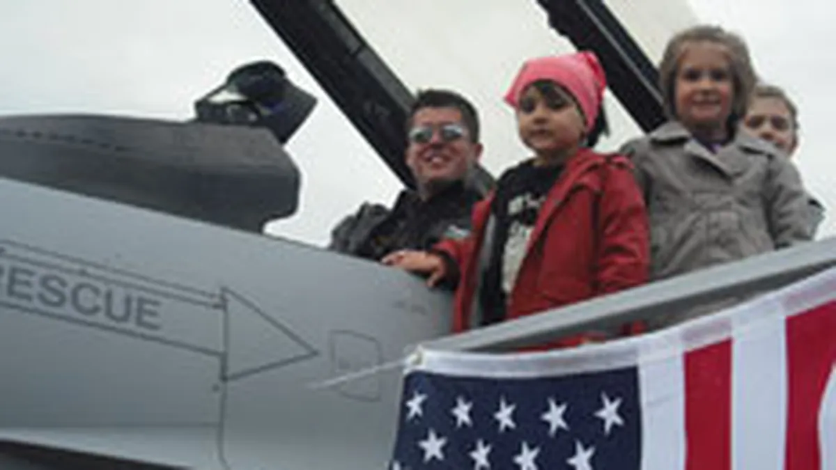 Atmosfera la targul de armament de la Bucuresti: F16, elicoptere, bunici, nepoti si bancuri (FOTO, VIDEO)