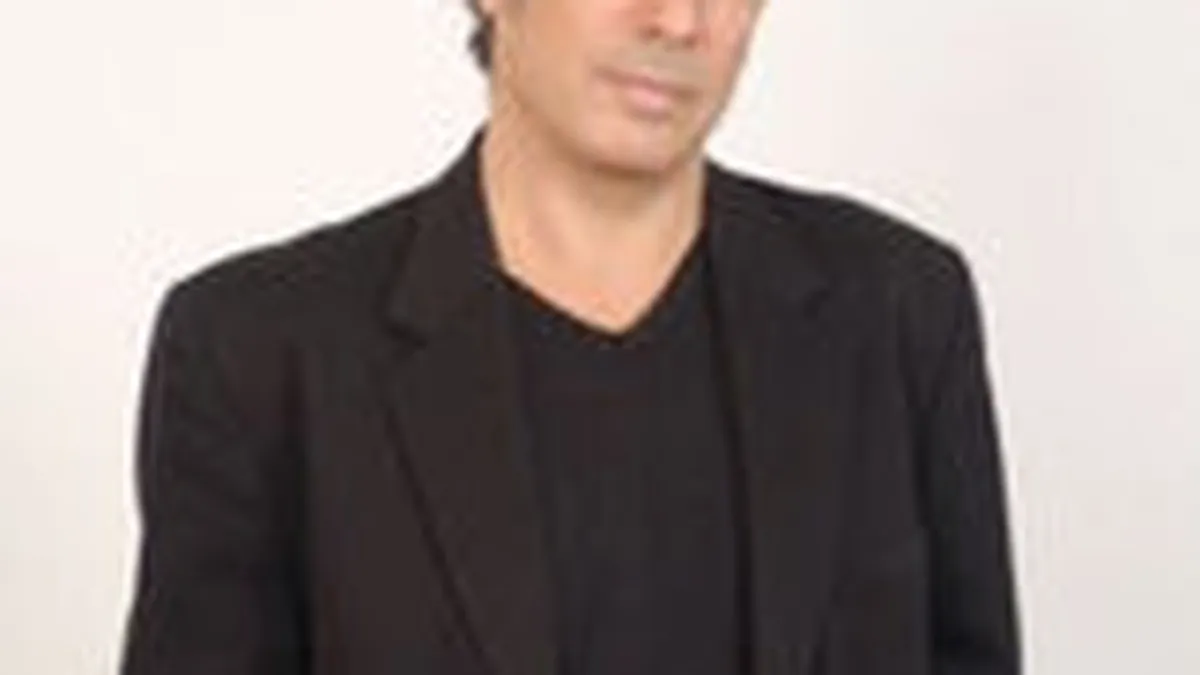 Autorul televiziunii pe mobil Telenews critica presa \mainstream\: Jurnalele TV din Romania ingroapa informatiile utile in prea multe cuvinte si imagini