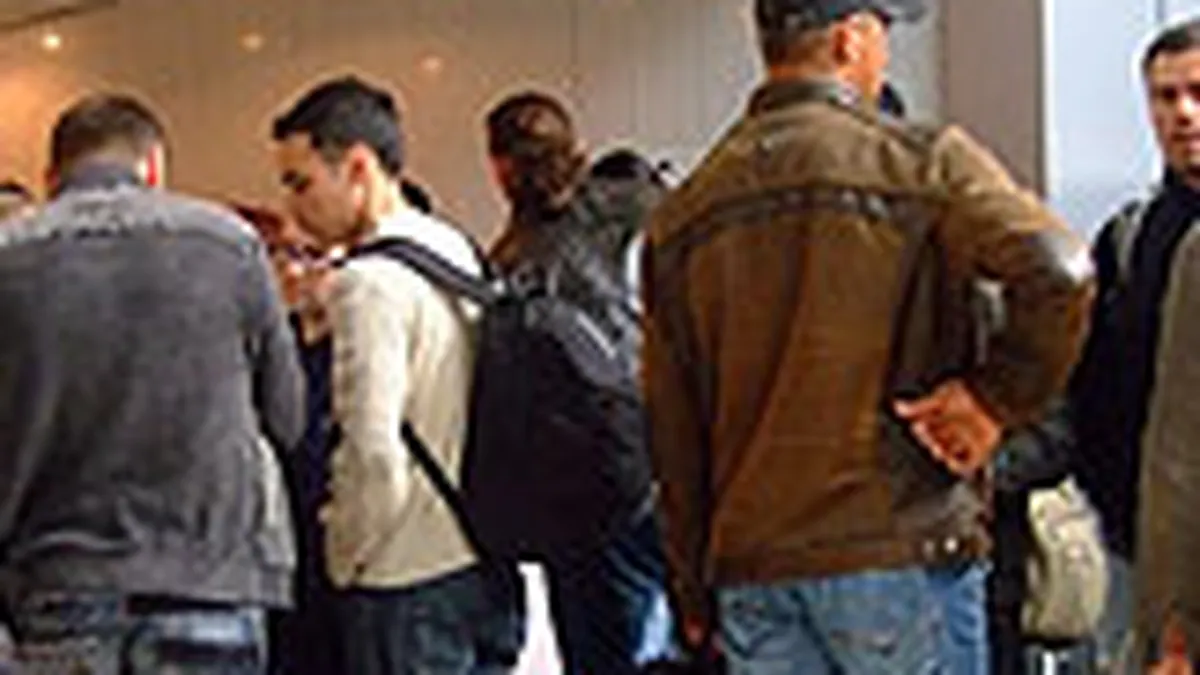 Aeroportul Baneasa, in ziua incertitudinii: 4 povesti de calatorie \dupa noroc\