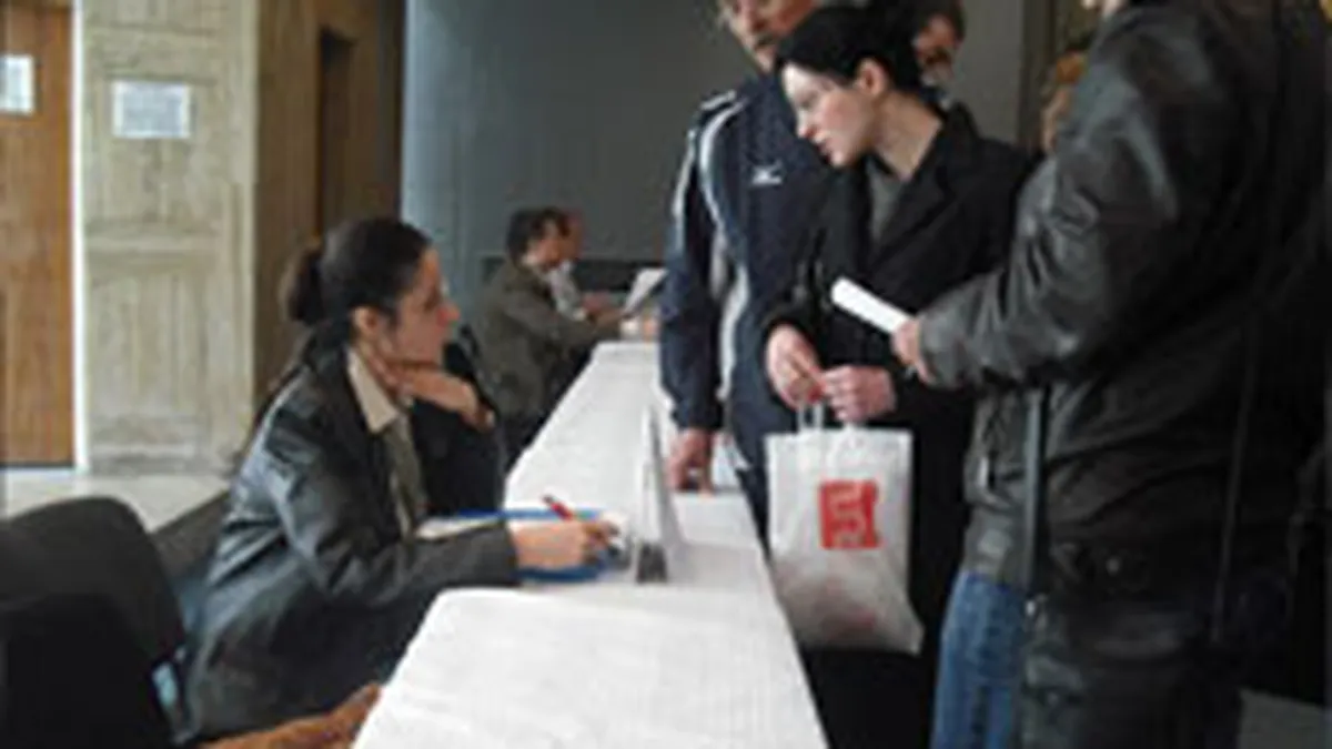 La coada la fortele de munca: Vezi ce job-uri si-ar dori somerii si ce primesc (FOTO, VIDEO)