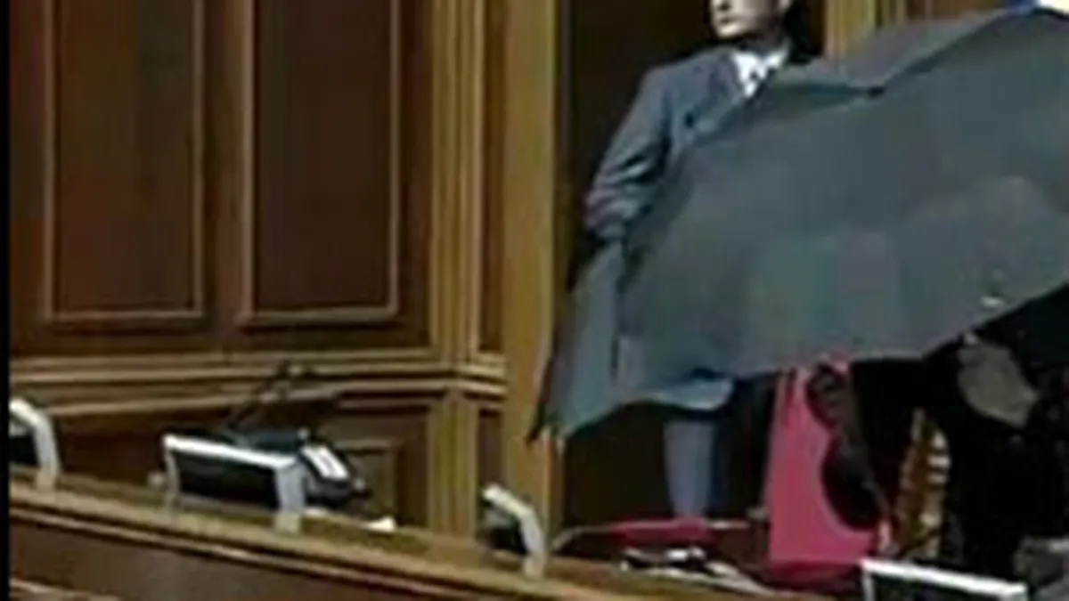 Mentinerea flotei ruse in Crimeea a incins spiritele in Parlamentul de la Kiev. Vezi VIDEO cu bataia