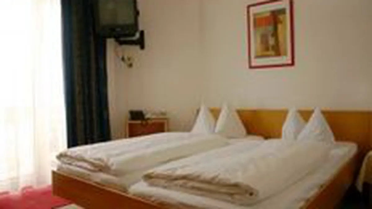 Numarul innoptarilor in structurile de cazare s-a redus cu 10,2% in T1