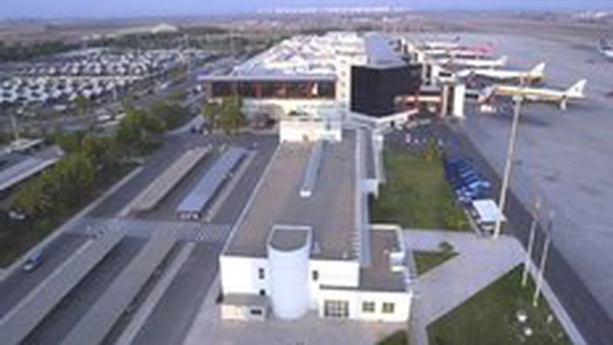 Sapte aeroporturi spaniole, inchise din cauza norului de cenusa