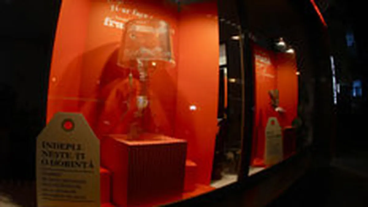 ING Bank si-a decorat vitrinele cu haine, pantofi si electrocasnice, pentru o noua campanie de promovare, de 1 mil. euro