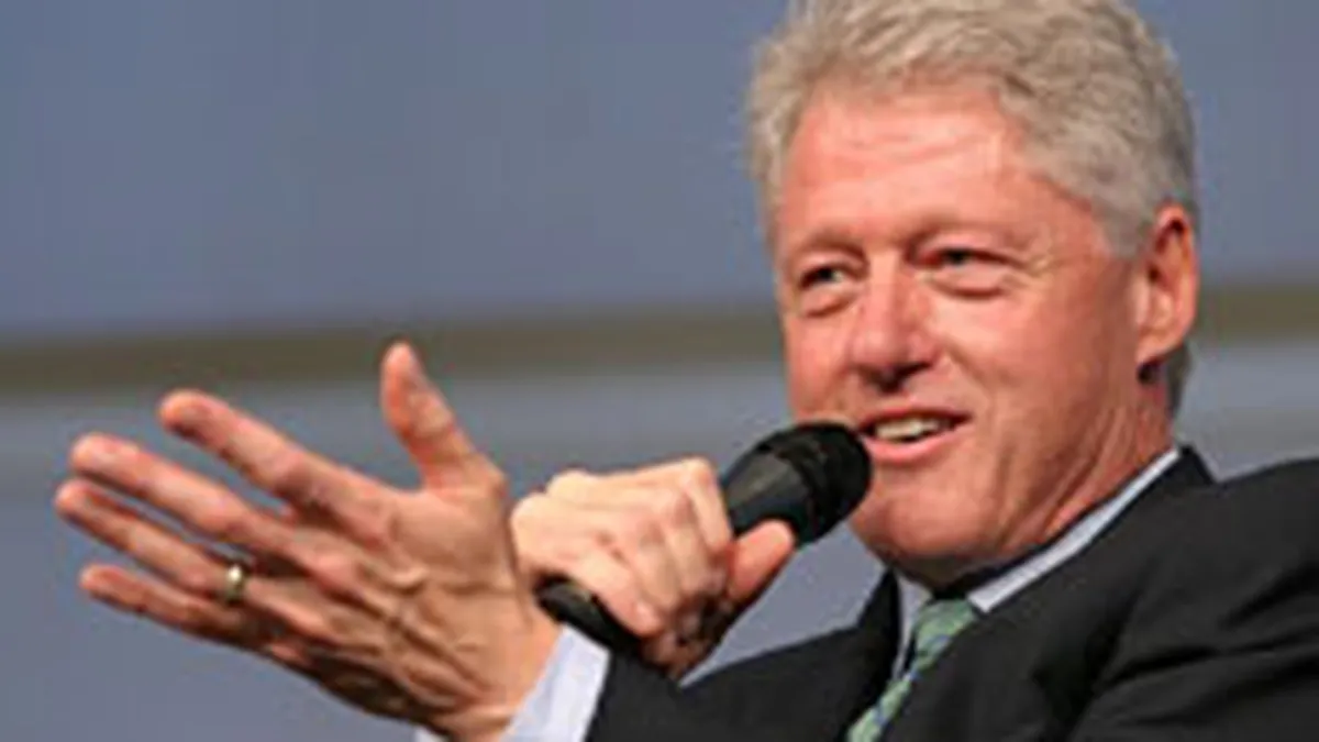 Bill Clinton organizeaza un concurs pentru a achita datoria sotiei sale din campania electorala