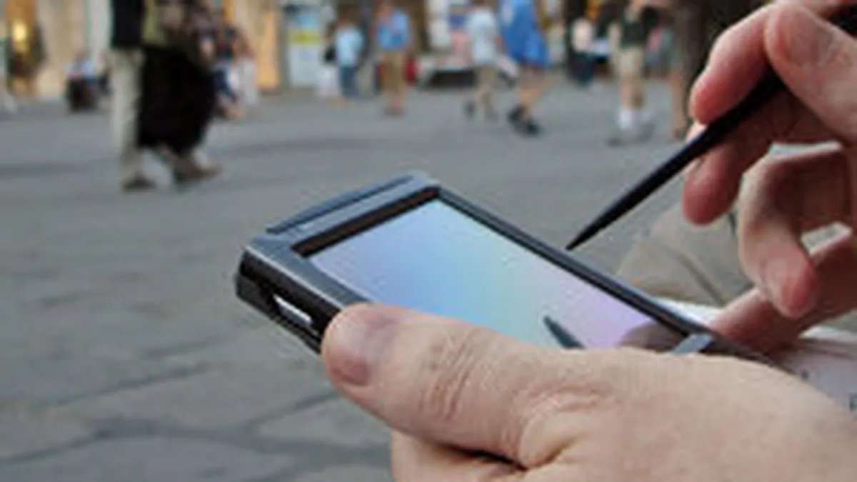 Studiu: O treime dintre bucuresteni \se dau pe net\ de pe mobil. Facebook, cea mai accesata retea sociala