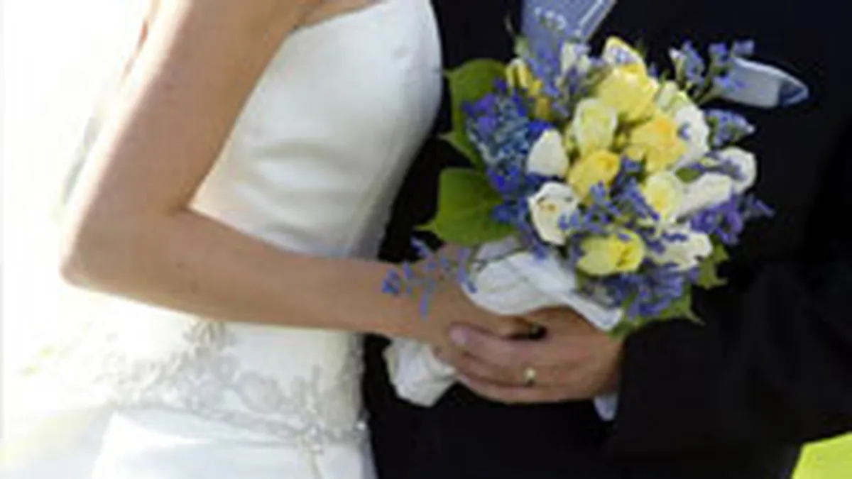 Guvernul anuleaza ajutorul financiar pentru mame la nasterea copilului si tineri la prima casatorie