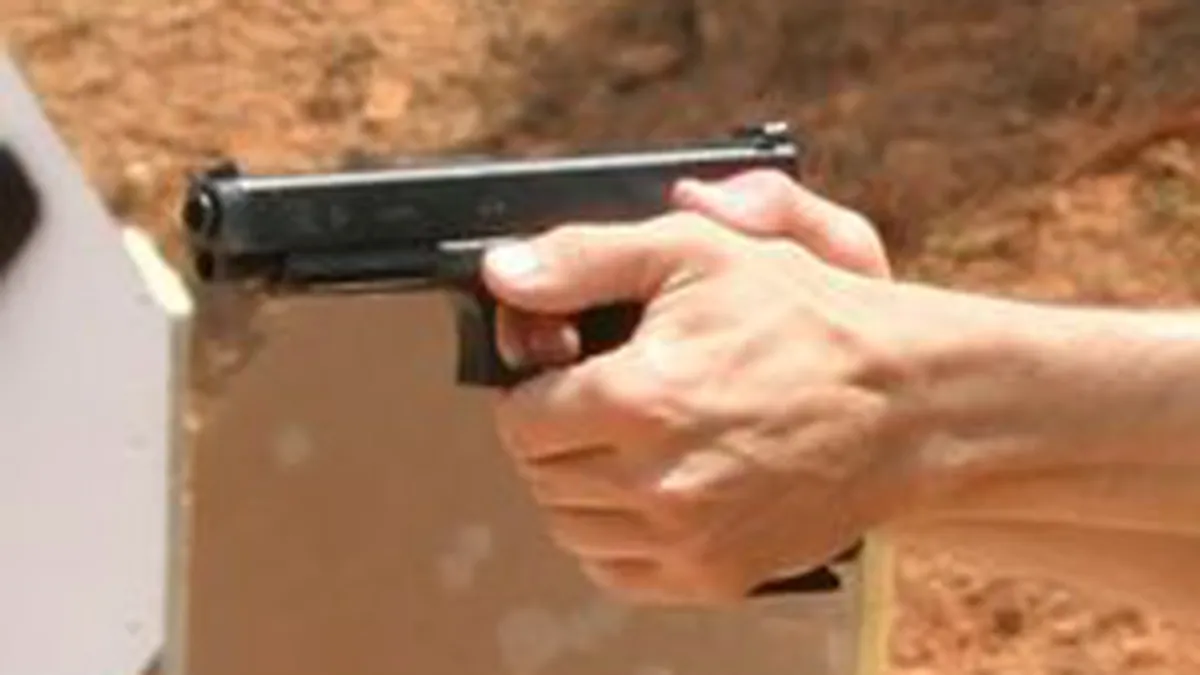 Un barbat a fost impuscat de patronul unei case de schimb