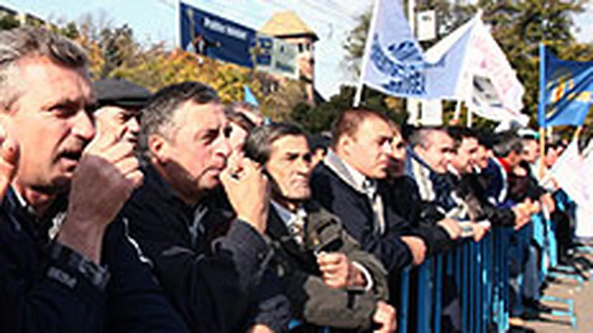 Sindicatele anunta mitinguri la Parlament luni si in ziua dezbaterii motiunii si greva generala