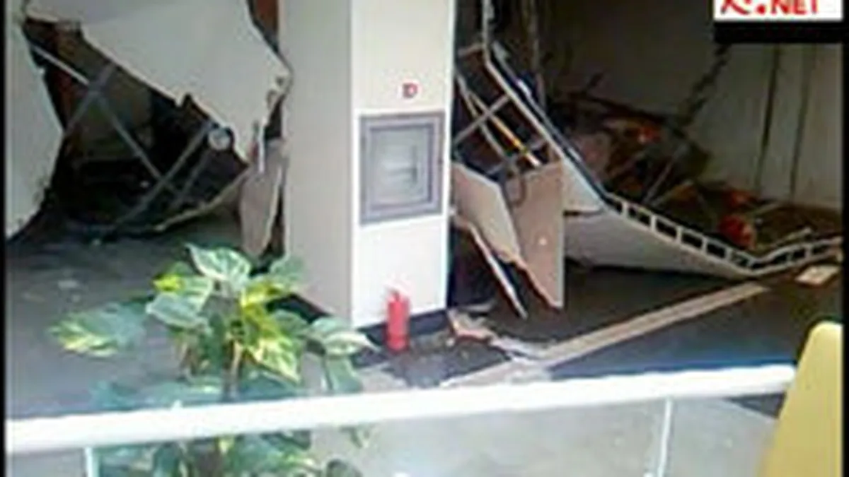 Ploaia dizolva mediul de business: Tavanul complexului Iulius Mall din Timisoara s-a prabusit