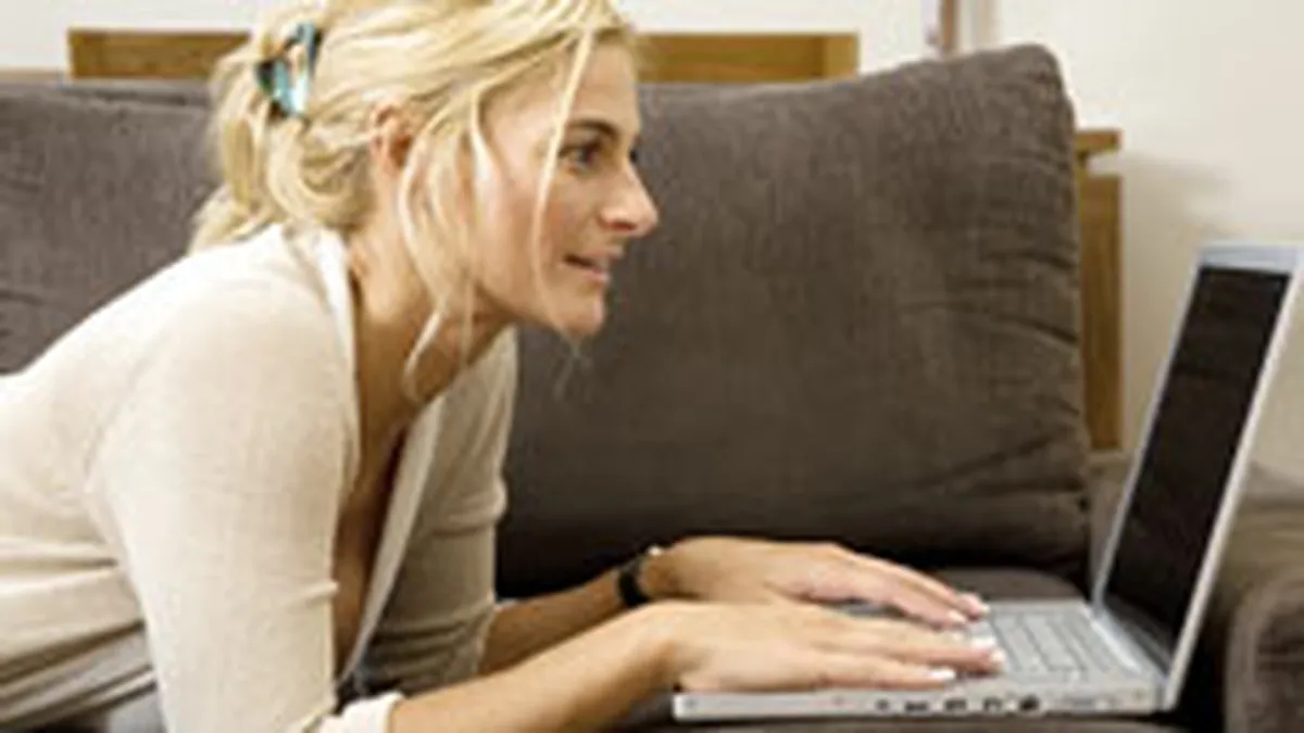 Accesarea Facebook, primul lucru pe care una din trei utilizatoare tinere il face dimineata