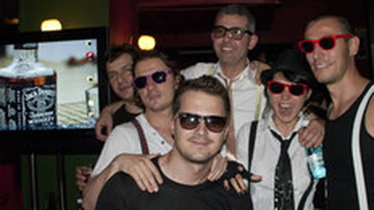 Viata dubla de corporatist-rocker: Cum recalculezi TVA-ul cu chitara in mana (FOTO, VIDEO)