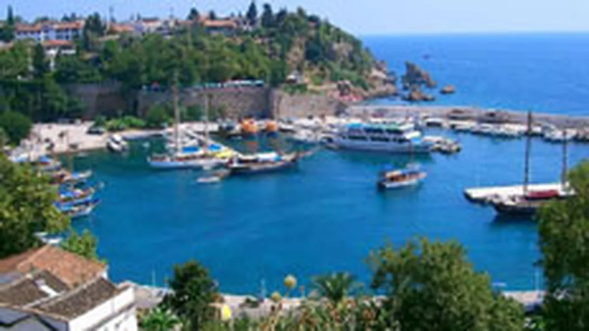 Mii de turisti au ramas blocati in Turcia dupa falimentul agentiei cu care au plecat