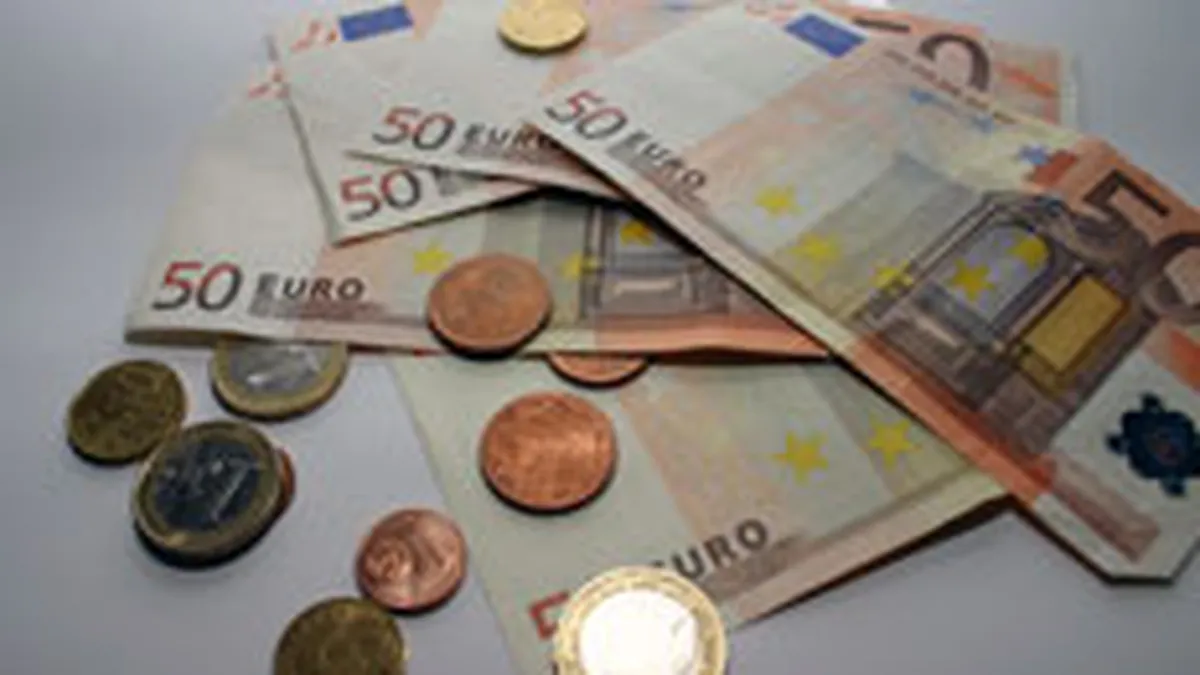 Euro a atins un nou maxim al ultimelor doua luni fata de dolar