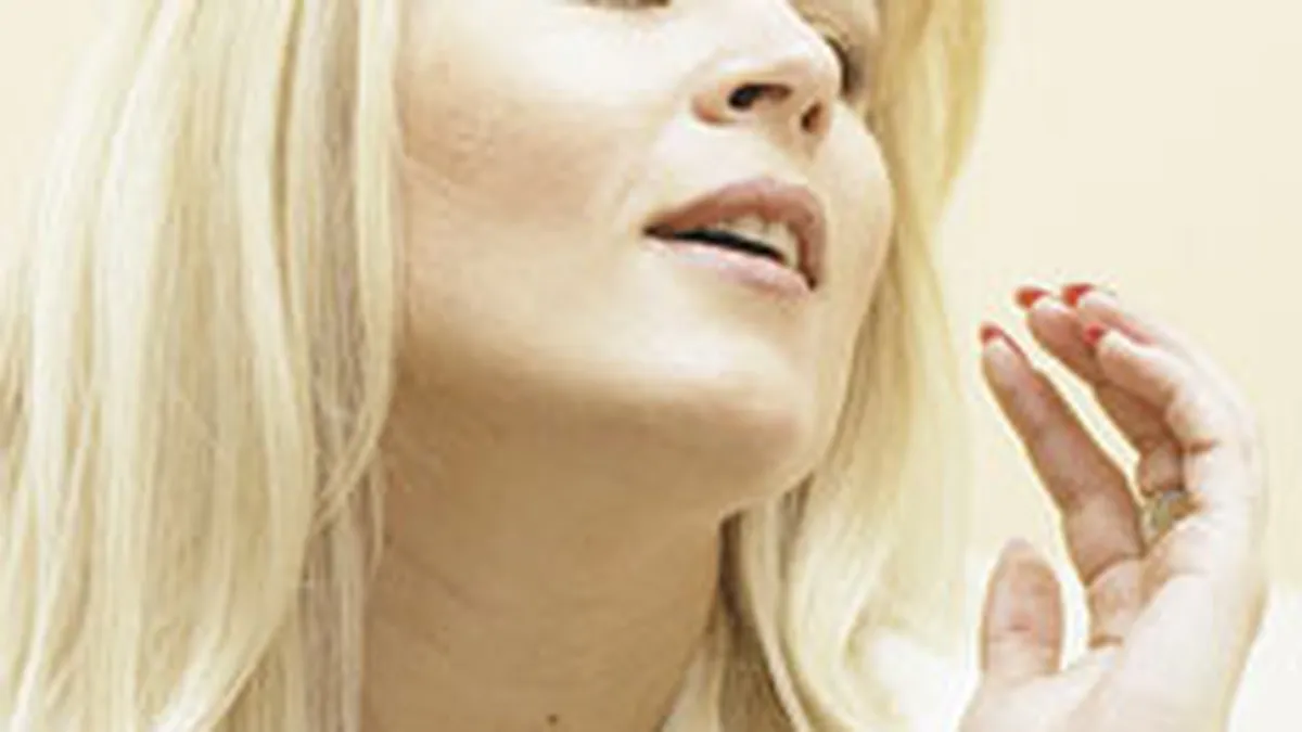 The Independent: Gestul Elenei Udrea de a imparti pantofi cu toc la Saucesti, o promisiune de viitor mai bun