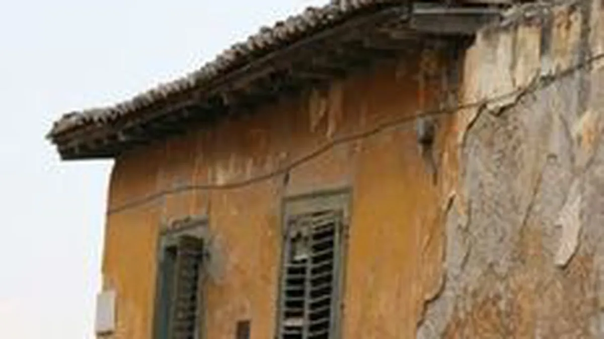 Amenzi de pana la 10.000 lei sau chiar inchisoare, daca proprietarii nu renoveaza casele degradate