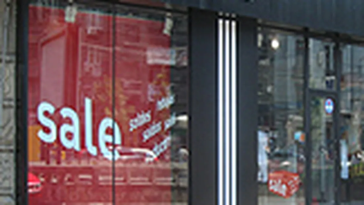 Cel mai scump bulevard din Romania lupta cu criza: Retailerii inlocuiesc manechinele din vitrine cu afise cu promotii (Galerie FOTO)