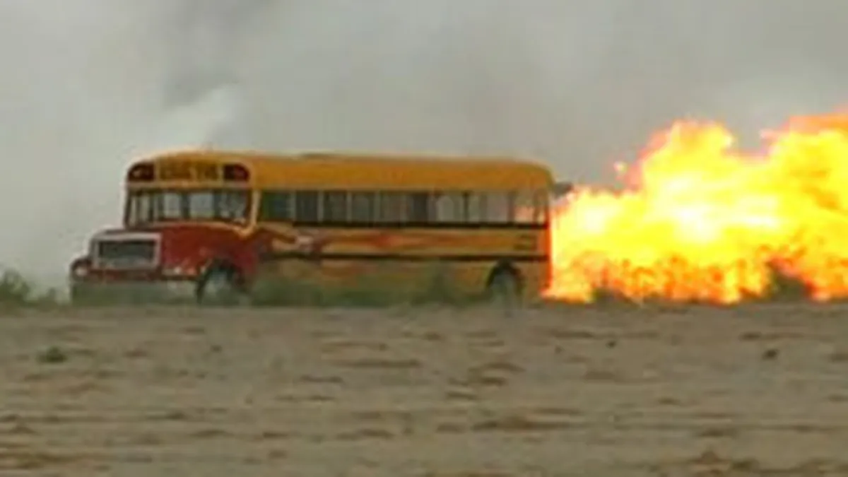 Un american a inventat autobuzul care merge cu 590 km/ora. Vezi VIDEO