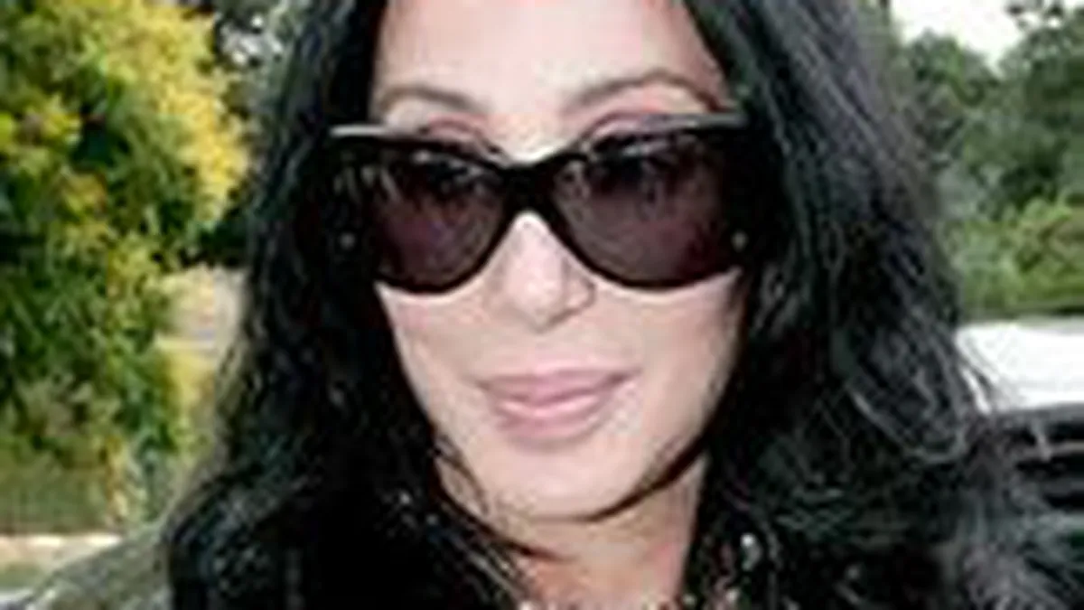 Cher, Anne Hathaway si Jennifer Aniston, escrocate de proprietara unui salon de infrumusetare