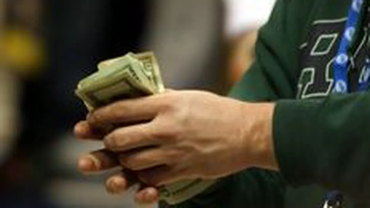 Guvernul are idei traznite: Vrea sa impoziteze cadourile, convorbirile telefonice si calugarii