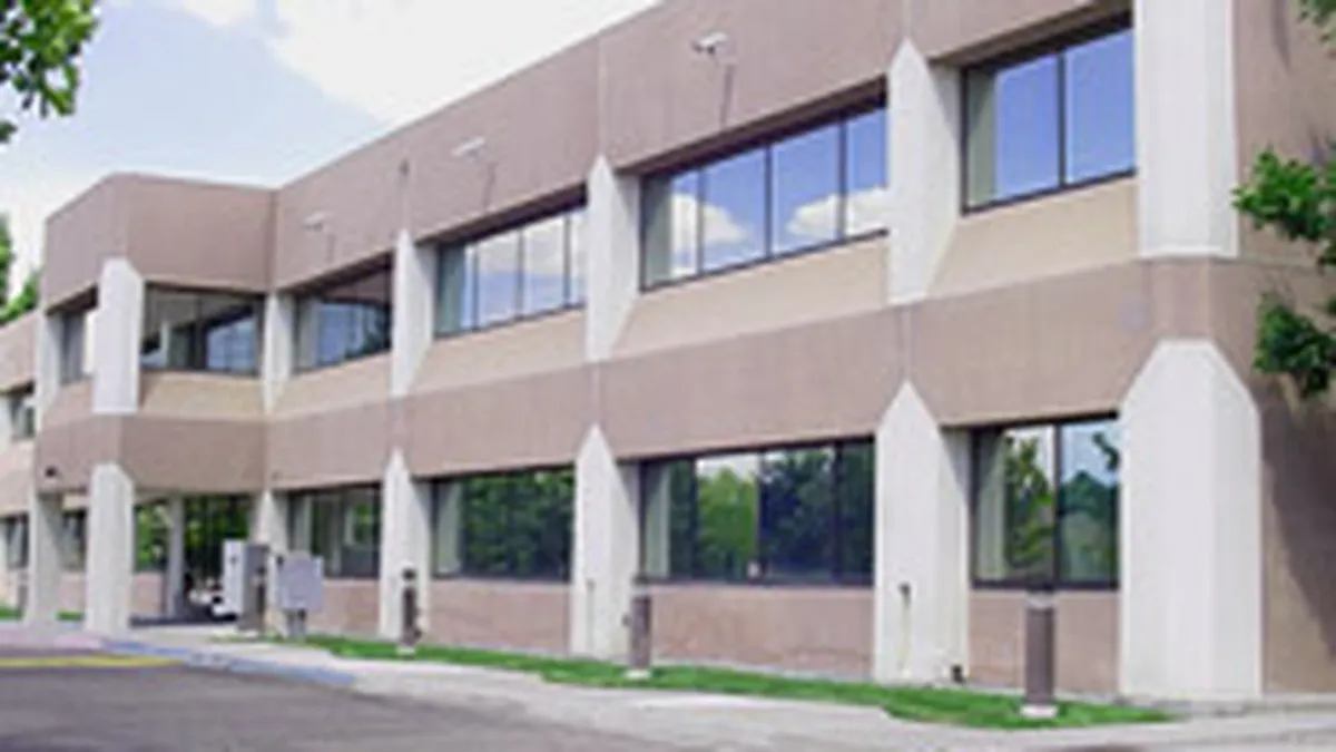 Micii investitori isi scot cladirile de birouri la vanzare. Unele preturi sunt insa din alt film