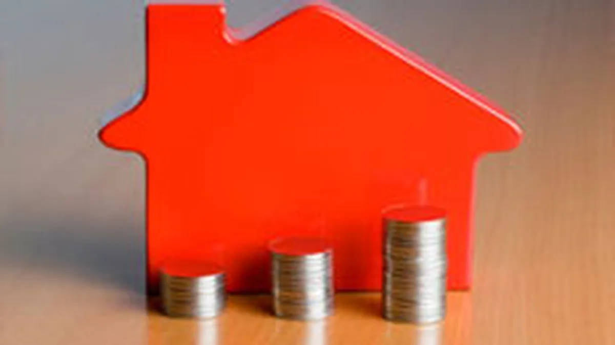 Unele banci au crescut deja ratele clientilor dupa reevaluarea locuintelor. Vezi in ce situatie ti s-ar putea scumpi creditul