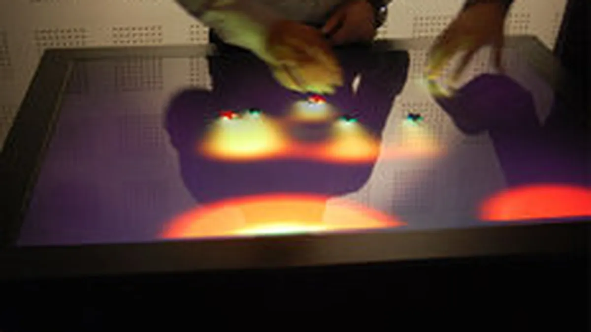 Vezi cum arata si \ce poate\ prima masa multitouch produsa in Romania (GALERIE FOTO)