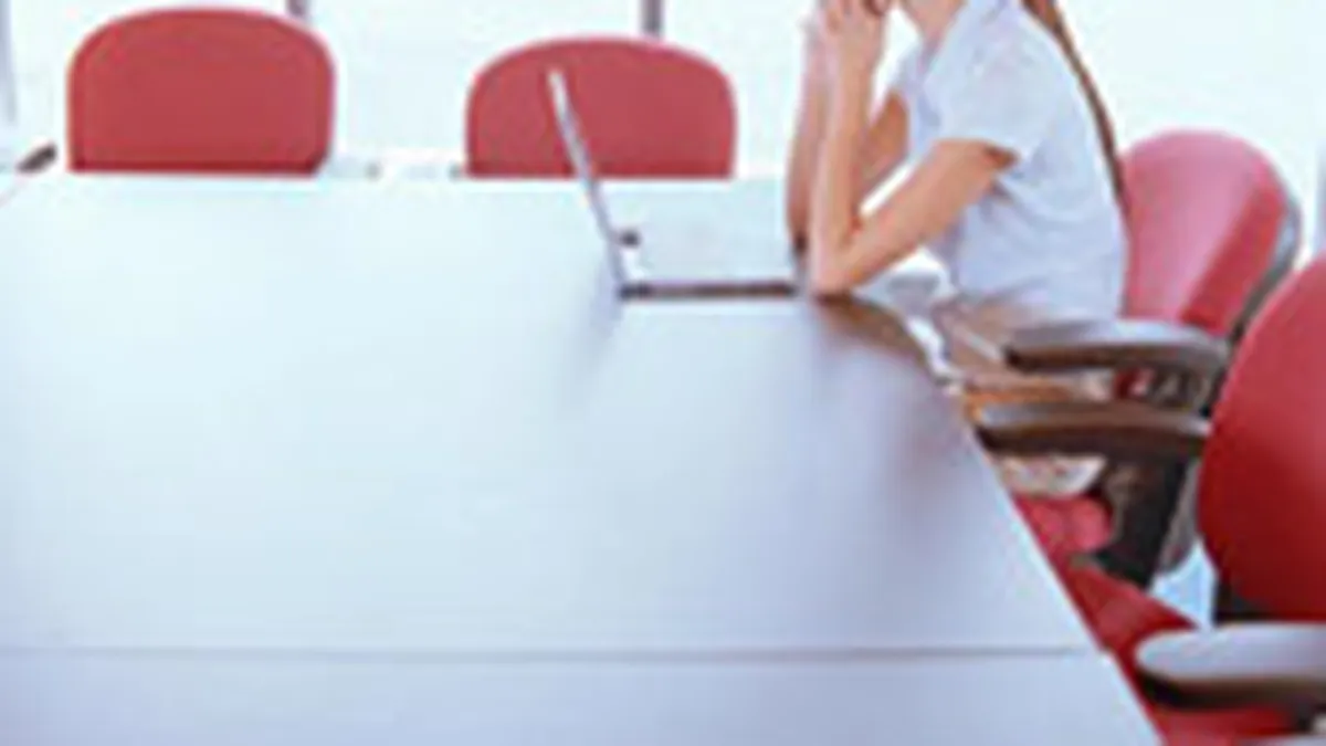 Singur in birou: Cum a ajuns contabilul sa raspunda la telefon