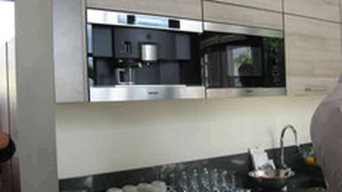 Cum vrea un producator german sa cucereasca gospodinele de lux din Romania: Pe podiumurile de fashion ale designerilor locali