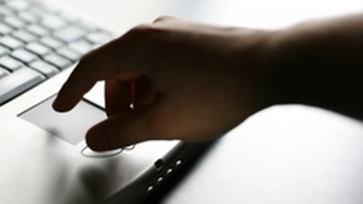 100 de persoane, arestate pentru una din cele mai mari fraude informatice