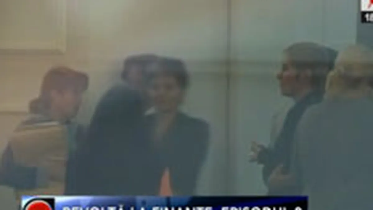 Protestul de la Finante s-a extins pe trotuar: In fata ministerului au venit zeci de angajati de la administratiile financiare