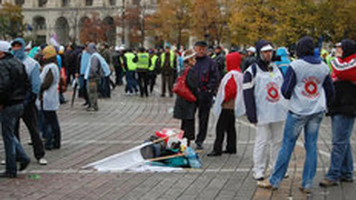 Ploaia si vantul rece i-au dispersat pe protestatarii din fata Parlamentului