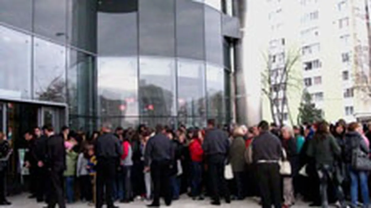 Inaugurare cu imbulzeala la mall-ul din Baia Mare: Peste 1.000 de persoane s-au inghesuit la intrare