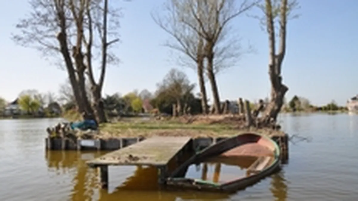 O barja incarcata cu ingrasaminte s-a scufundat in Dunare