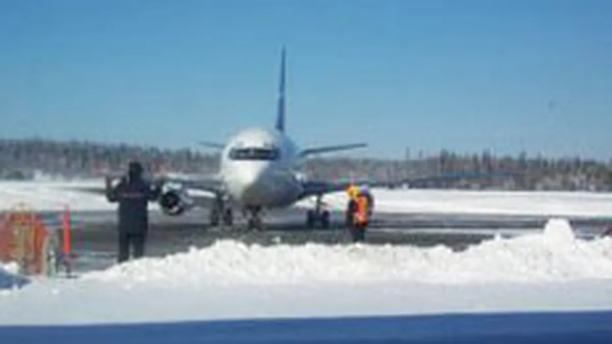 Traficul aerian din Europa, in continuare perturbat de vremea rea