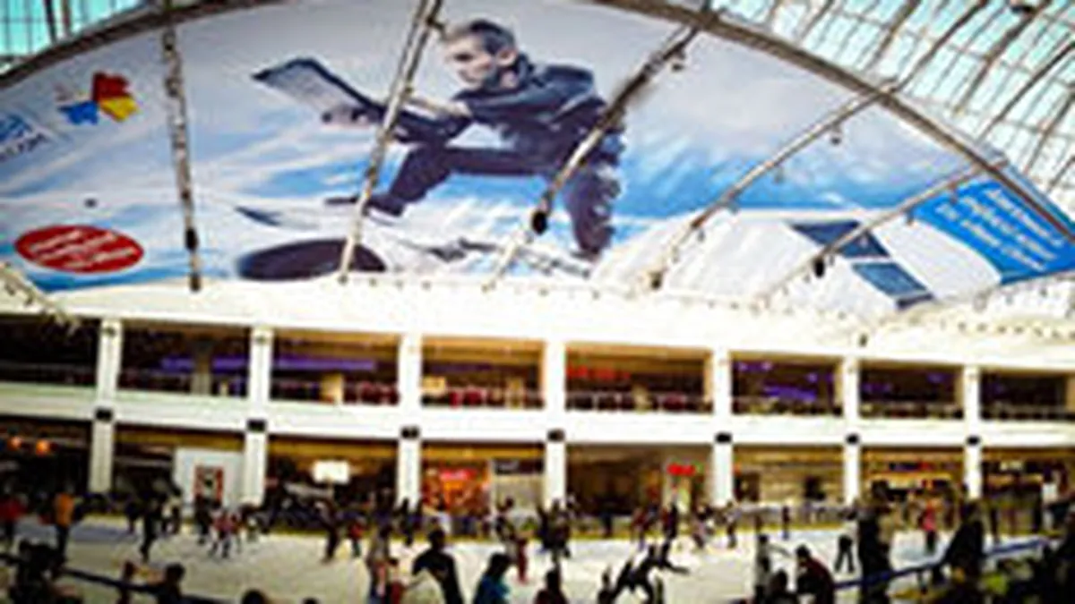 Un proiect impresionant de publicitate indoor: Romtelecom - Clicknet branduieste intreg patinoarul din AFI Palace Cotroceni (P)