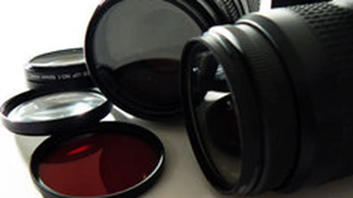 Romanii adopta greu noile tehnologii foto. Cele mai vandute aparate sunt in continuare cele ieftine