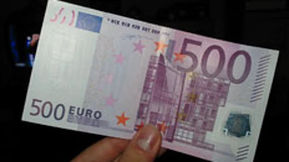Numarul bancnotelor euro false retrase din circulatie a scazut pentru prima oara din 2006