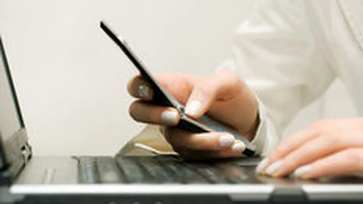 Cum se dau romanii cu mobilul pe reteaua sociala. Facebook + telefoanele vechi = Love