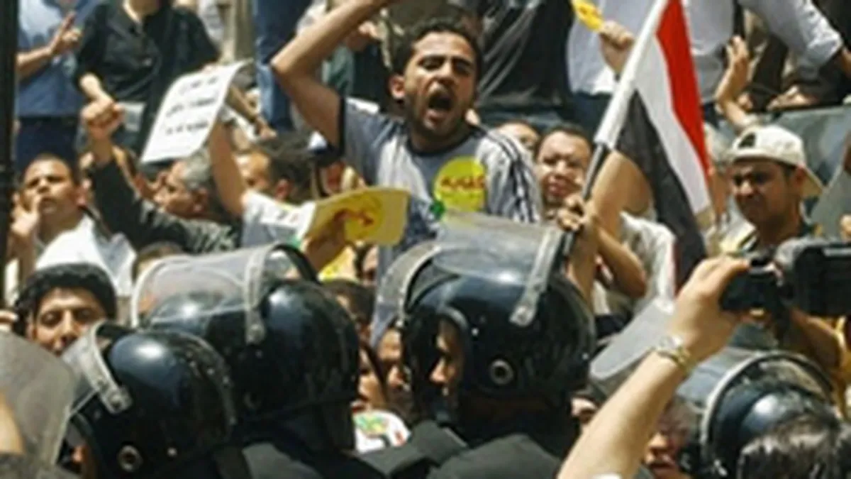 Sute de mii de egipteni cer demisia presedintelui in strada. Armata a blocat accesul catre Cairo